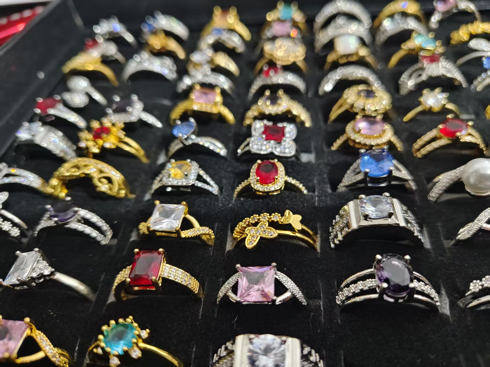 100pcs/Box Mixed Fashion Rings Collection – Assorted Styles & Sizes for Boutique Resale